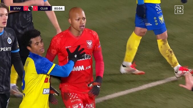 【写真・画像】「強い！強い！強い！」 27歳元日本代表DF、“猛烈チャージ”で看板直撃のアクシデント…ピンチ「潰した」激しい守備を同僚も称賛　1枚目