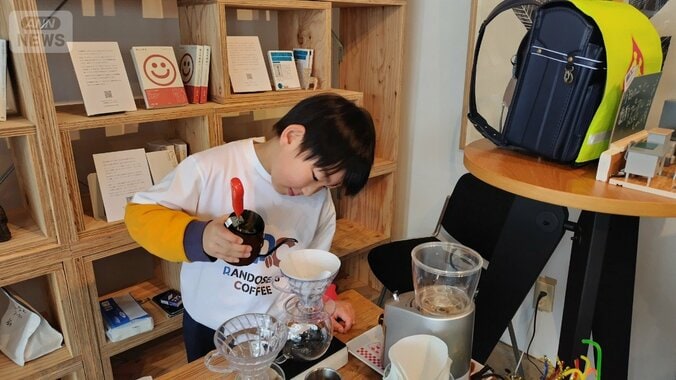 2024年3月23日、ポップアップショップでコーヒーを淹れる俊介さん