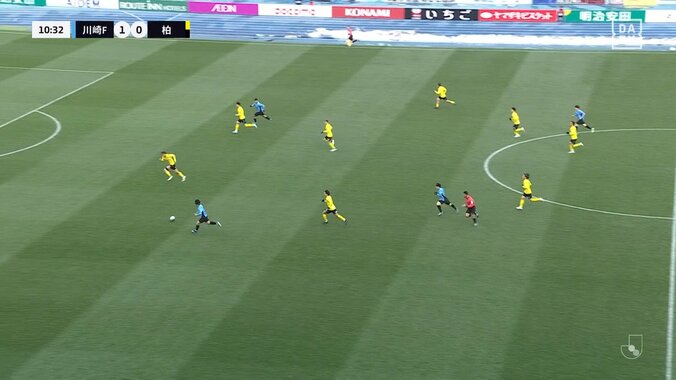嘘だろ？川崎FWが味方のドリブルを掻っ攫う“強奪ゴール”「ぶんどった」「えっ？みたいな顔してる」衝撃プレーにファン騒然 3枚目