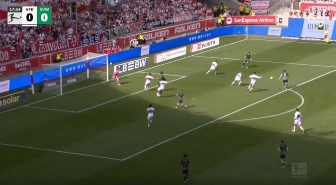 “ゴール確率6％”ゴラッソをアシスト！菅原由勢、“神パス”炸裂「そこ出すんか」「冷静すぎる」シュートフェイント→マイナス方向にリターン 5枚目