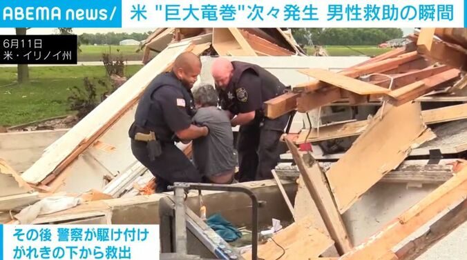 警察官と被災者の男性