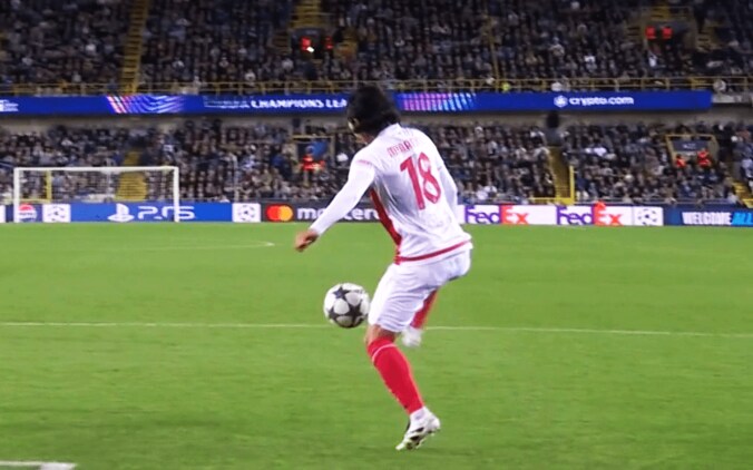 絶品！ 南野拓実、CLで“吸い付きトラップ”からアシスト！「めちゃくちゃ綺麗」「うますぎるやろ」元バルサFWの初得点を演出した瞬間 2枚目