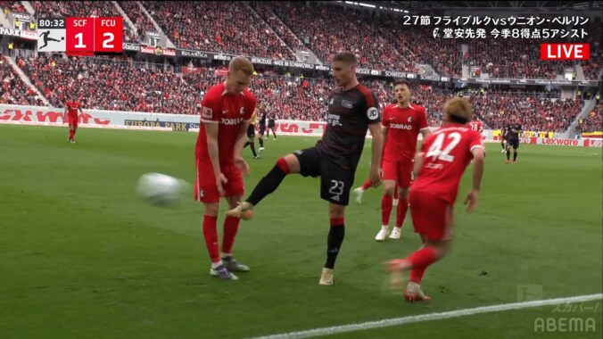 「やりやがったな！」堂安律の“激強デュエル”に相手FWがイライラ→妨害行為でスタジアム騒然「レッドカードだせよ」「何してくれとんじゃ」 2枚目