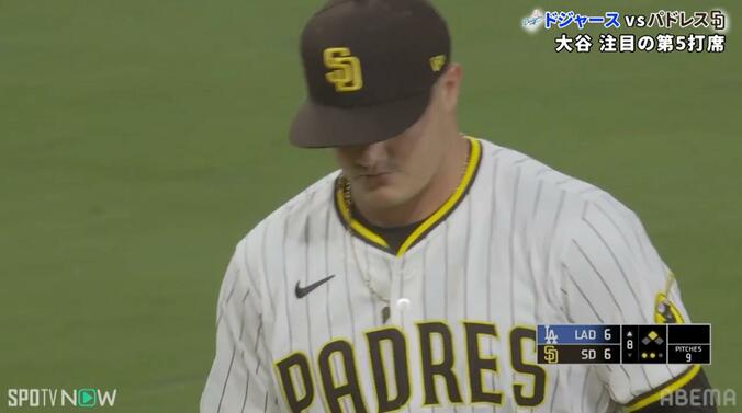 まさかの悪送球で“ガックリ”リアクションのパドレス・モレホン投手