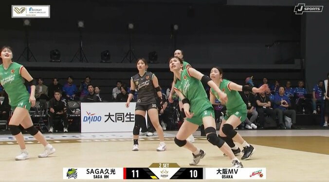 女子バレー、“スッと”落ちるエースで狂喜乱舞 五輪代表の盟友同士のやり合いにファンも熱狂「あの琴奈から！」 4枚目