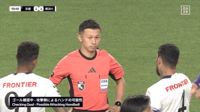 騒然！ Ｊリーグで“物議を醸す判定”「めちゃめちゃハンドやろ」「センターサークル内はVAR対象外」ファンの意見が割れた瞬間「故意でなくても…」「APP内か？」 2枚目