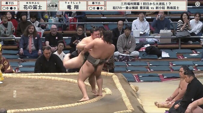 「笑っちゃってるじゃん」土俵際で何が？ 敗れた力士の“敵ながらあっぱれ”な表情が話題 逆転劇での一コマ 2枚目