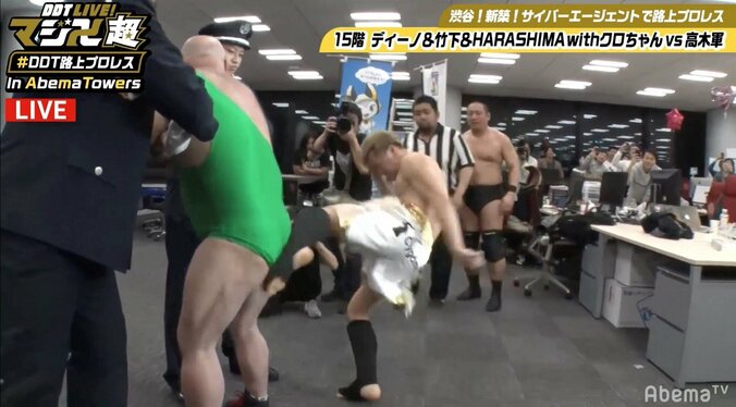 那須川天心、クロちゃんを“ケツキック”葬　もんどり打ったクロちゃん「やばい、何か出そう…」 4枚目