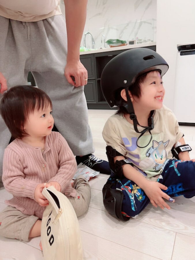  川崎希、仲良しな子ども達の姿を公開「赤ちゃん語でお兄ちゃんにお話」  1枚目