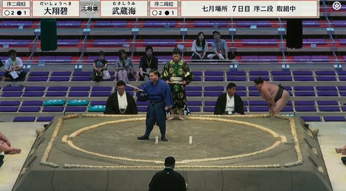 「ひどいダメ押し」「なにしとんねん」体重2倍差の取組で“あわや”の出来事に館内ため息「必要な指導」親方“ピシャリ”に納得の声 4枚目