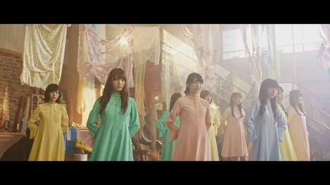 けやき坂46、カラフルな衣装で新曲「それでも歩いてる」MVを美しく彩る 8枚目