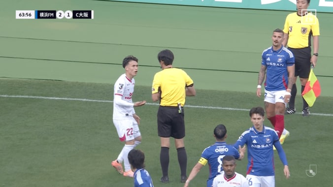 「厳しすぎる判定」セレッソ20歳DF、“微妙な接触”で退場処分…「ファウルかどうかも怪しい」「前半のいらんイエローが仇に」ファンは不満＆叱咤 4枚目
