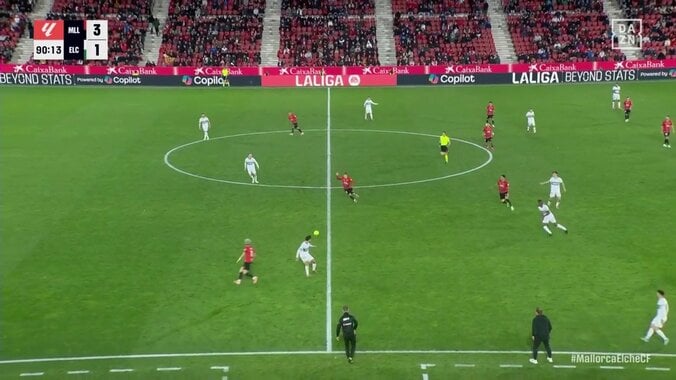 なぜ…？日本代表FW、超高速ボール奪取から迎えた決定機でパスを選択→アシスト未遂に「自分で打てばいいのに」「なんでパスした」ファンは不満の声 3枚目