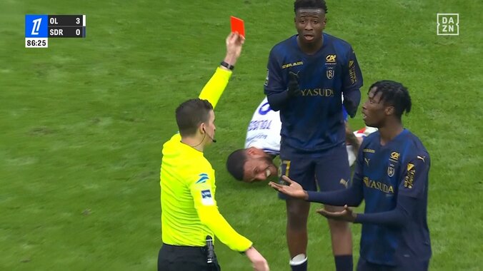 【写真・画像】一体、何が！？ 伊東純也のチームメートが“たった10分”で一発レッド…審判も異例宣告「早く出ろ！」敵地騒然の退場劇　1枚目