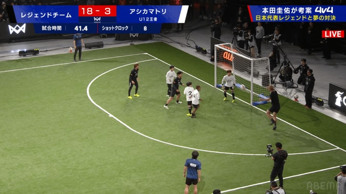 本田圭佑＆家長昭博、“リフティング突破”で小学生翻弄！「浮き球でも質が落ちない」夢のレフティーコンビが美技 4枚目