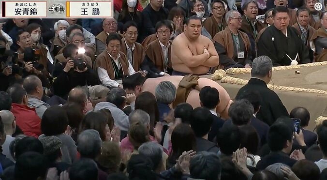 危ない！安青錦、3敗目の裏でまさかのハプニング　土俵下に転落で「カメラマン被弾」中継が捉えた危機一髪の一幕 3枚目