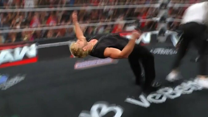 ジェイがローガンにスーパーキック