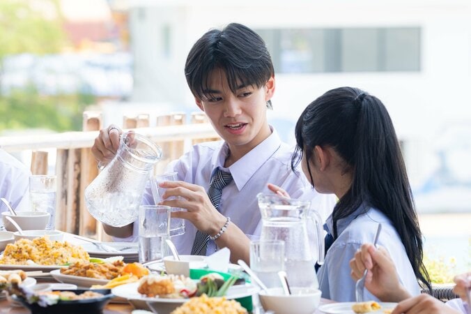 告白された人数12人のモテ女子に人気No.1男子が猛アピール