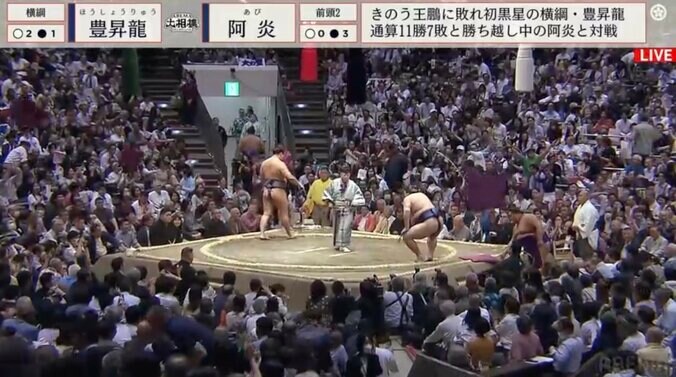 座布団が舞った館内の様子