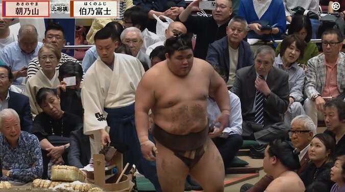 伯乃富士を見上げる最前列の高橋彩華