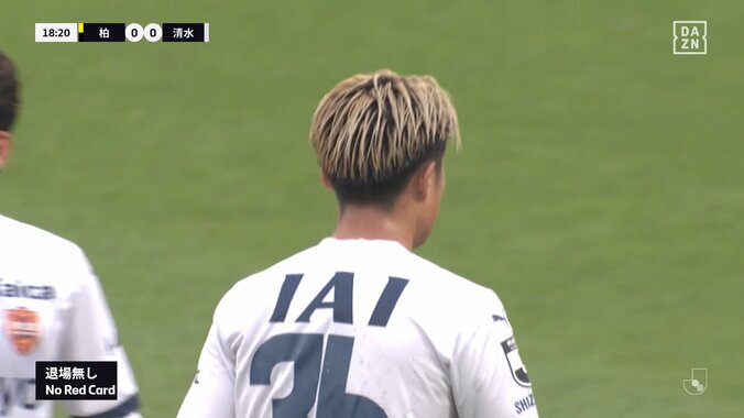 大丈夫か？強烈ハイキックが側頭部を直撃するアクシデント発生「結構頭蹴っ飛ばしてる」ボール処理で上げた脚が相手選手を一撃→VAR介入 4枚目