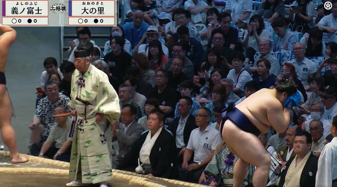 取組前、タオルで汗を拭う大の里の奥に織田信長様のお姿