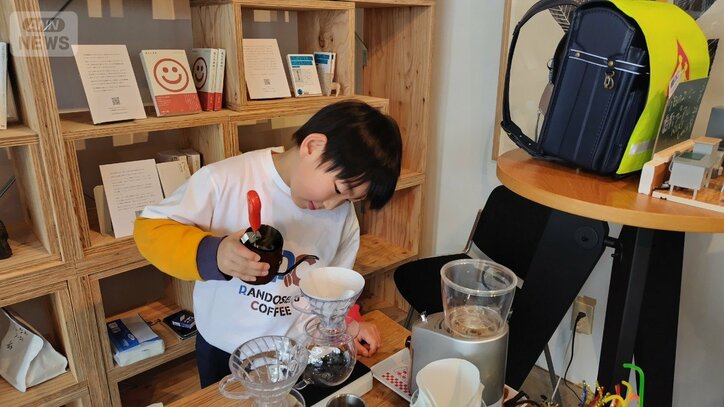 2024年3月24日、ポップアップショップでコーヒーを淹れる俊介さん