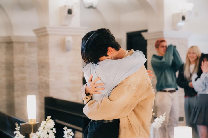 人目を気にせず熱烈ハグ！復活したガルプラ出身・永井愛実と韓国男子の感動の再会に飯豊まりえも涙『花束オオカミ』第11話