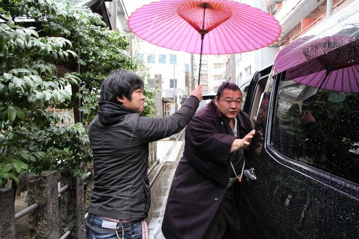 売れないバンド青年が、ひょんな出会いから相撲情報誌「TSUNA」の編集長になるまで