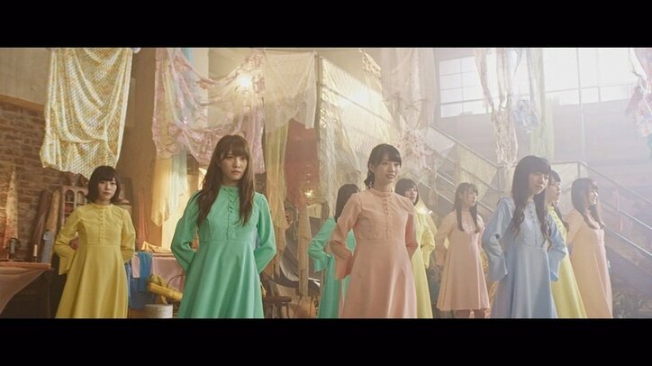 けやき坂46、カラフルな衣装で新曲「それでも歩いてる」MVを美しく彩る