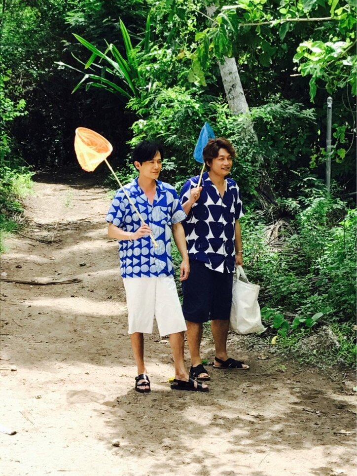 稲垣吾郎、香取慎吾と昆虫採集!?新CM撮影オフショットにファン歓喜「爽やかすぎ」「兄弟みたい」