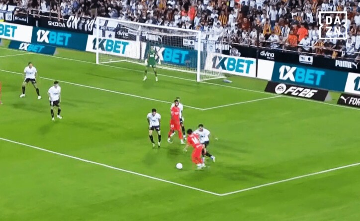 【写真・画像】削りすぎだろ！ 久保建英が“後方から危険タックル”被害…「次やったらレッドカード」「マジで危ない」相手DFはイエローカードに不満顔　1枚目