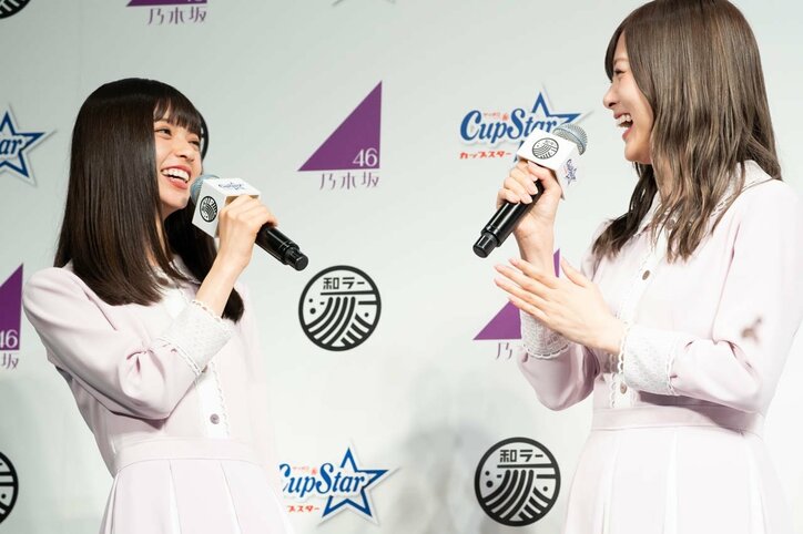齋藤飛鳥、手で顔を隠し照れながら「サッポロ一番カップスタ〜」と歌う