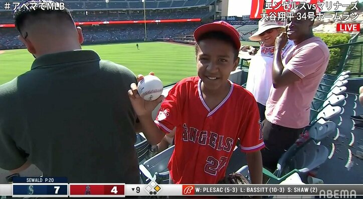 【画像】34号 HRボールを手に笑顔の野球少年