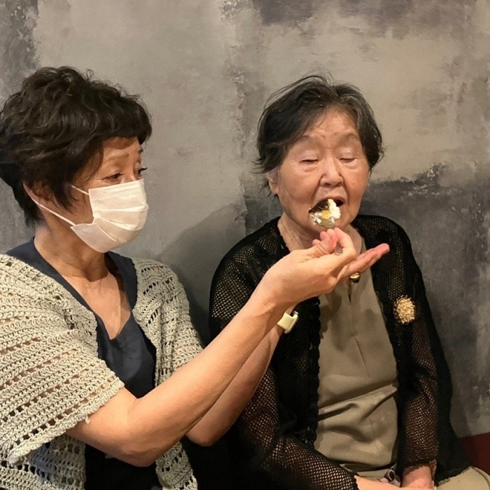 かとうかず子 90歳の誕生日を迎えた母親 表情豊かな写真撮れました 話題 Abema Times