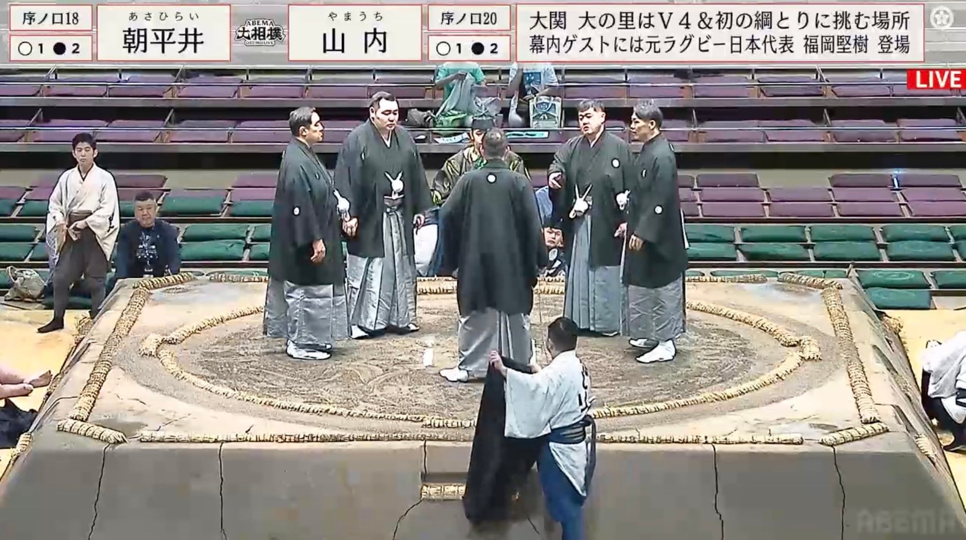 【写真・画像】体重60キロ力士が"土俵の上で大回転"の衝撃光景「何回転したんだよw」「対戦力士も笑ってるやんw」館内はどよめきと拍手が入り混じる 1枚目