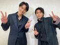 「サトサガコンビ」「ツーショット沸く」鈴木伸之＆磯村勇斗のダブルピース姿にファン歓喜