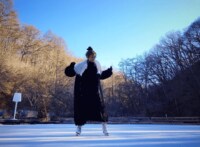 ローラ、ペルーの世界遺産クスコ市街でポージング