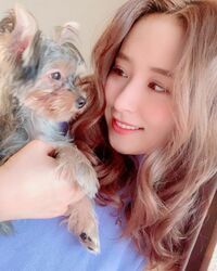 衛藤美彩、実家で飼っている愛犬との2ショットに「ノアちゃんもみさちゃんも天才的にかわいいです！！」の声