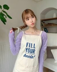 「作って欲しい料理なーに」“めるる”生見愛瑠、三つ編みエプロン姿を披露