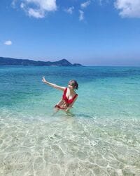 元乃木坂46川後陽菜、健康的な赤ビキニ姿を披露「綺麗な海に映えました」