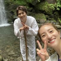 「滝に打たれる迅くん、カッコよすぎでした」白洲迅＆堀田茜“夫婦”の滝行後の2ショット写真に反響