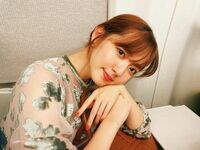 「目が癒される」「本当に美人」鈴木愛理のキュートな“上目遣いショット”に称賛の声