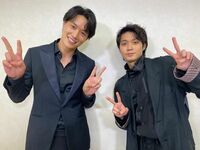 「サトサガコンビ」「ツーショット沸く」鈴木伸之＆磯村勇斗のダブルピース姿にファン歓喜