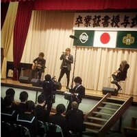 GACKT、卒業式で「野に咲く花のように」を熱唱 生徒たちも涙