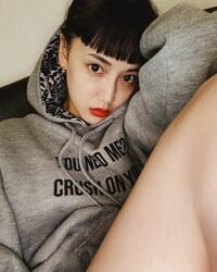 E-girls藤井夏恋の”オン眉パーカーショット”をファン絶賛「可愛すぎ」「パーカーも似合ってる」