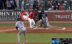 一体、何が起きた…？ 山本由伸の目の前で“まさかの珍光景”「恥ずかしいw」「消えた？」 ヨーヨーカーブに“マン振り三振”→バットが吹っ飛ぶ