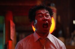 “いい人”俳優・前野朋哉が酒で人格崩壊！『酒癖50』で居酒屋店員や部下をフルボッコにする狂演