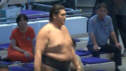 身長197cmの三段目力士が元十両撃破 「大人と子供みたい」「プロレスラーになろう」驚きの体格＆パワーにファン衝撃