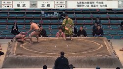 16歳力士が先輩力士をたった3発でKO…直後、咄嗟の紳士的な振る舞いにほっこり「やさしい」「いいね」